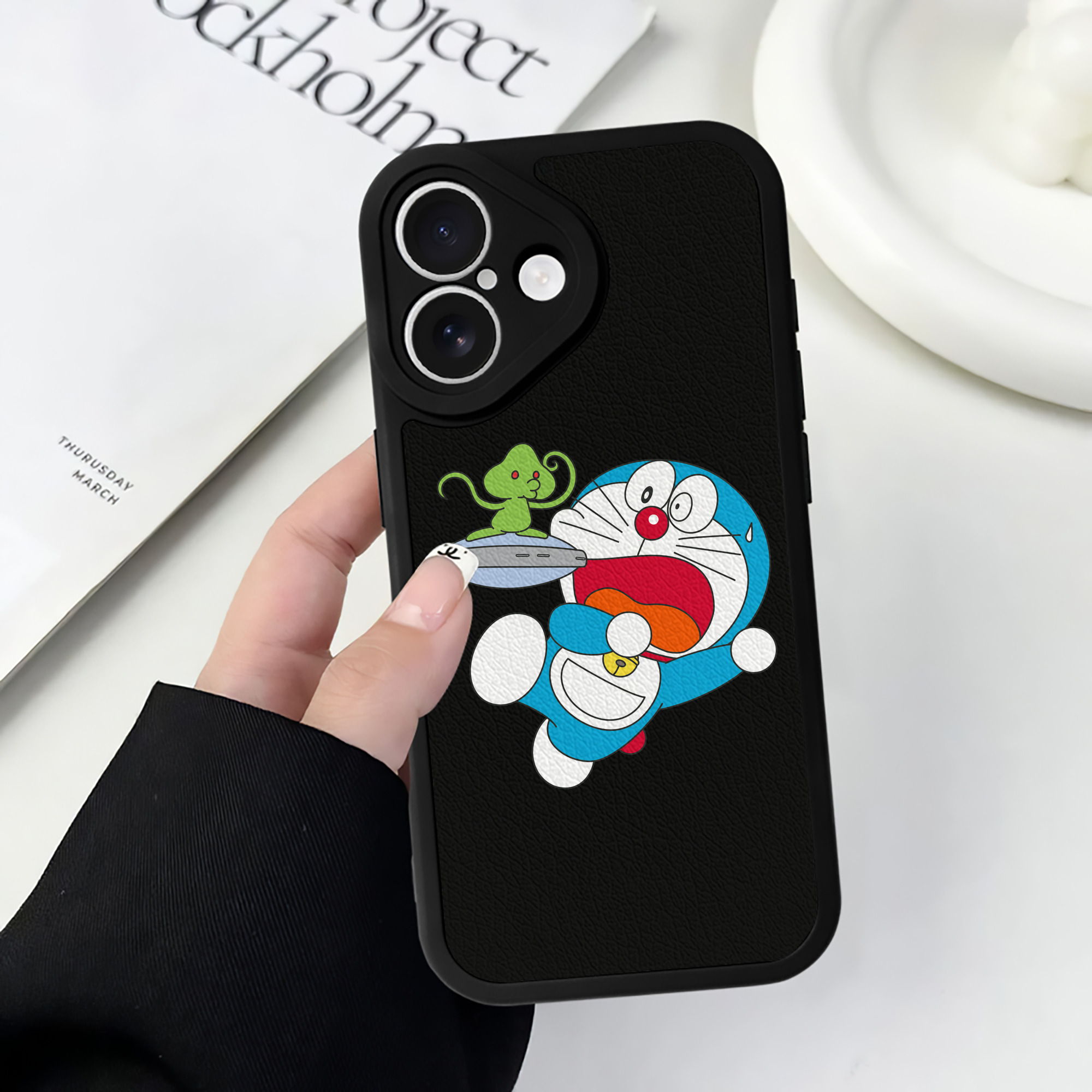 （画像用） ドラえもん Doraemon 【iPhone 16シリーズ対応】シリコンスマホケース（レザー調） 材質：シリコン